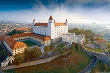 Die imposante, hoch über der Stadt thronende Burg von Bratislava.