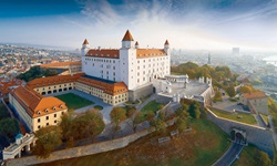 Die imposante, hoch über der Stadt thronende Burg von Bratislava.