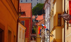 Die Burg von Bratislava erhebt sich über den engen Gassen der Altstadt.