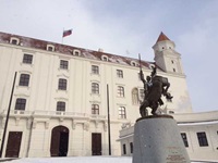 Das Reiterstandbild von Svatopluk I. im Innenhof der Burg von Bratislava.