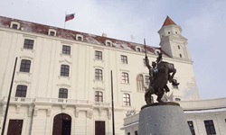 Das Reiterstandbild von Svatopluk I. im Innenhof der Burg von Bratislava.