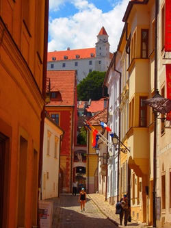 Die Burg von Bratislava erhebt sich über den malerischen Gassen der Altstadt.