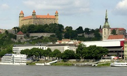 Die Burg von Bratislava hoch über dem Donauufer.