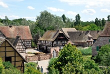 Blick über ein typiusches Fachwerkdorf an der Elsässer Weinstraße