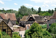 Blick über ein typiusches Fachwerkdorf an der Elsässer Weinstraße