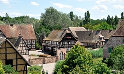 Blick über ein typiusches Fachwerkdorf an der Elsässer Weinstraße