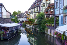 Blick auf einen der verträumten Kanälen mit wunderschönen Fachwerkhäusern im Breisgau