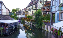 Blick auf einen der verträumten Kanälen mit wunderschönen Fachwerkhäusern im Breisgau