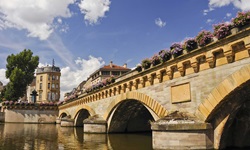 Die schön mit Blumen geschmückte, über den rechten Moselarm führende Mittelbrücke (Pont Moyen) in Metz.