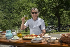 Eine Radlerin genießt eine für den Mostheurigen typische Brotzeit.