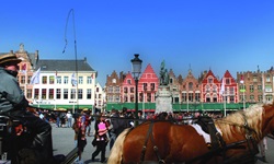 Hauptplatz in Brügge mit vielen Menschen und einer wartenden Kutsche