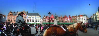 Hauptplatz in Brügge mit vielen Menschen und einer wartenden Kutsche