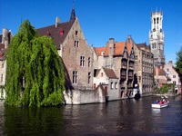 Die Häuser der Altstadt von Brügge liegen direkt am Wasser; am rechten Bildrand ist der Belfried zu erkennen.