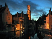 Abendstimmung über dem Belfried und der Altstadt von Brügge.