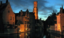 Abendstimmung über dem Belfried und der Altstadt von Brügge.