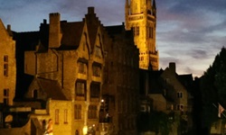 Die Altstadt von Brügge mit dem Belfried bei Nacht.
