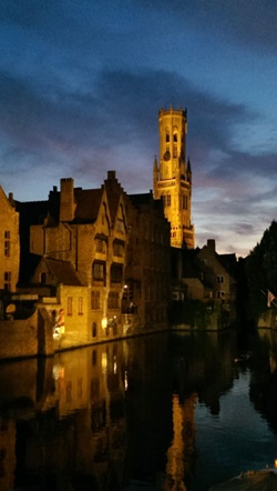 Die Altstadt von Brügge mit dem Belfried bei Nacht.