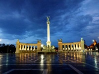 Abendstimmung auf dem beleuchteten Heldenplatz in Budapest.