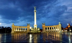 Abendstimmung auf dem beleuchteten Heldenplatz in Budapest.