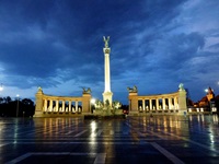 Der Heldenplatz in Budapest in der Nachtbeleuchtung