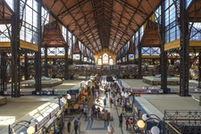 Blick in die gewaltige Markthalle von Budapest.