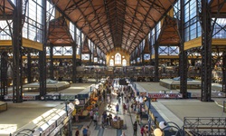 Blick in die gewaltige Markthalle von Budapest.