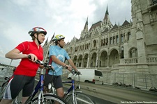 Zwei Radler sehen sich das Parlament in Budapest von außen an