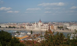 Das Parlament in Budapest vom Burgberg aus gesehen.