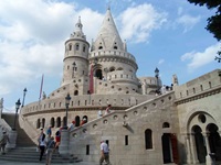 Touristen steigen zur berühmten Budapester Fischerbastei hinauf.