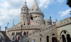 Touristen steigen zur berühmten Budapester Fischerbastei hinauf.