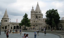 Touristen erkunden die Fischerbastei in Budapest.