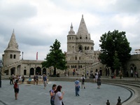 Touristen bummeln durch den Innenhof der eindrucksvollen Fischerbastei in Budapest.