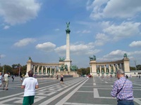 Reges Treiben auf dem Heldenplatz in Budapest.