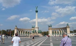 Reges Treiben auf dem Heldenplatz in Budapest.