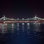 Die nächtlich beleuchtete Kettenbrücke in Budapest.