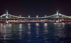 Die nächtlich beleuchtete Kettenbrücke in Budapest.
