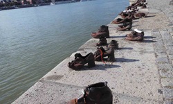 Am Donauufer von Budapest aufgereihte Schuhe erinnern als Mahnmal an die Pogrome gegen Juden.
