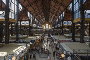 Blick in die prall gefüllte Markthalle von Budapest