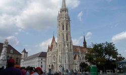 Touristen vor der Matthiaskirche in Budapest.
