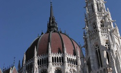 Kuppel und Turm des Parlamentsgebäudes von Budapest.