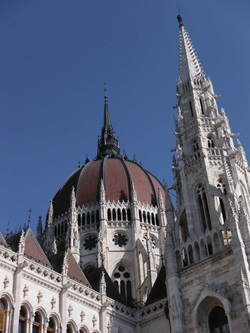 Kuppel und Turm des Parlamentsgebäudes von Budapest.