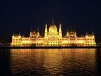 Das Parlamentsgebäude von Budapest bei Nacht.