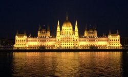 Das Parlamentsgebäude von Budapest bei Nacht.