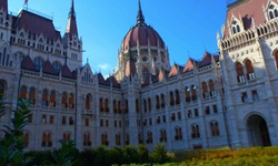 Das im neogotischen Stil errichtete Parlamentsgebäude von Budapest.