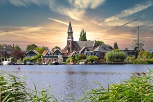 Blick über Wasser auf eine Kleinstadt in Holland