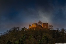 Gewitterstimmung über der Ruine von Burg Landeck.