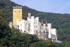 Das imposante Schloss Stolzenfels bei Koblenz in einer Nahaufnahme