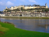 Blick über die Loire nach Chinon und auf die darüber thronende gleichnamige Burg