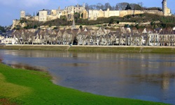 Blick über die Loire nach Chinon und auf die darüber thronende gleichnamige Burg