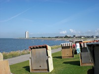 Blick auf Strandkörbe auf einer Wiese an der Promenade in Büsum